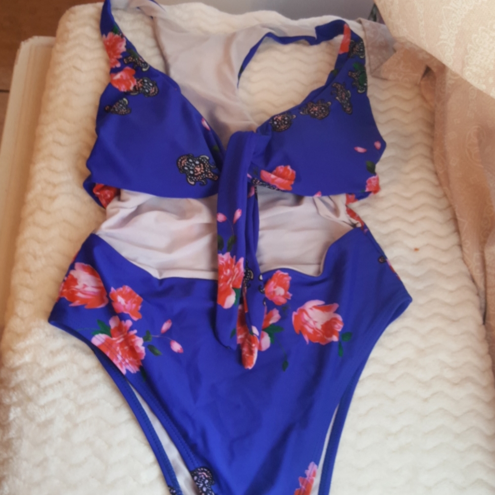 One piece swim suit